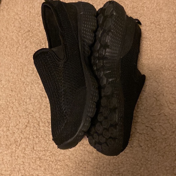 Extremely comfortable black workout shoes. Size 7 - Picture 2 of 7